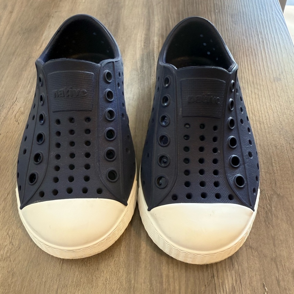 Native kids/toddler Jefferson shoe size 7 Navy and White Slip-On